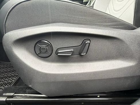Used 2026 Volkswagen Tiguan SE AWD/4WD image 21