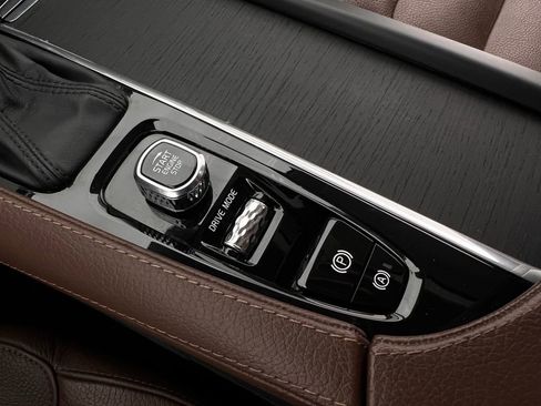 Used 2020 Volvo XC90 T6 Momentum w/ Protection Package image 24