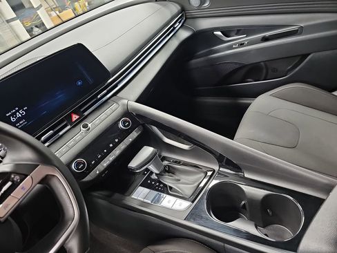 Used 2025 Hyundai Elantra SEL image 23