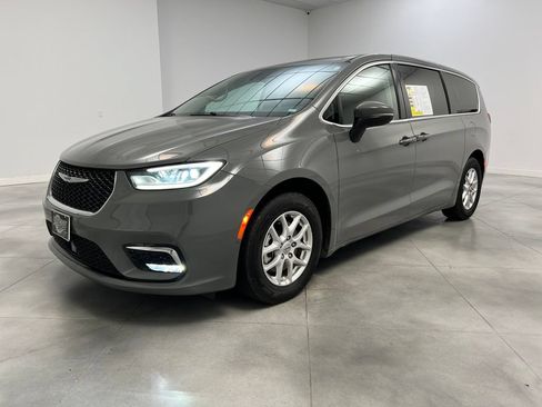Used 2023 Chrysler Pacifica Touring-L FWD image 4