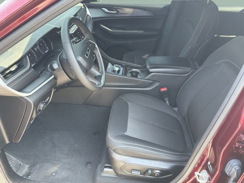 Used 2025 Jeep Grand Cherokee Laredo X RWD image 19