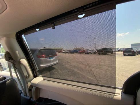 Used 2024 Chrysler Pacifica Touring-L FWD image 22