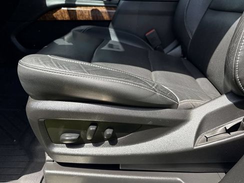 Used 2020 Chevrolet Suburban Premier AWD/4WD image 17