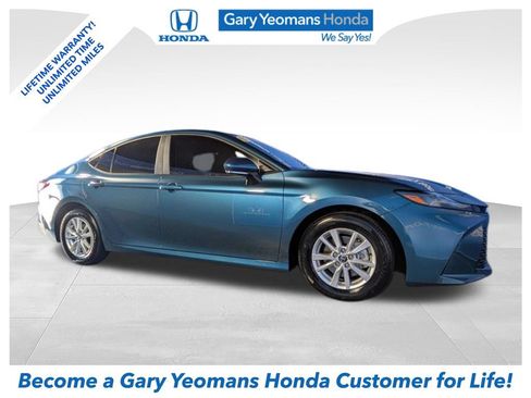 Used 2025 Toyota Camry LE w/ Convenience Package FWD image 1