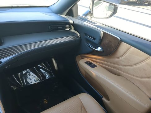 Used 2023 Lexus LS 500 w/ Accessory Package (Z2) image 17