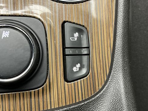 Certified 2021 GMC Acadia SLE w/ Driver Convenience Package image 24