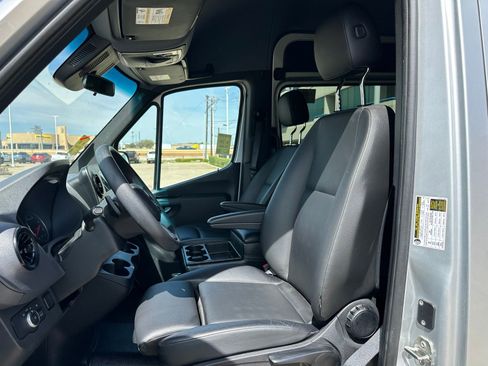 Used 2024 Mercedes-Benz Sprinter 2500 image 7