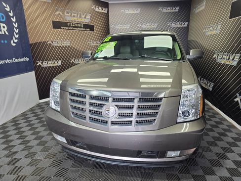 Used 2012 Cadillac Escalade Luxury RWD image 3