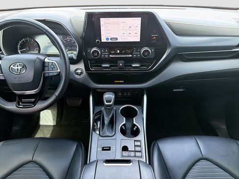 Used 2023 Toyota Highlander FWD image 19