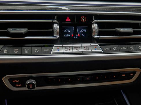 Used 2022 BMW X7 xDrive40i w/ M Sport Package AWD/4WD image 32