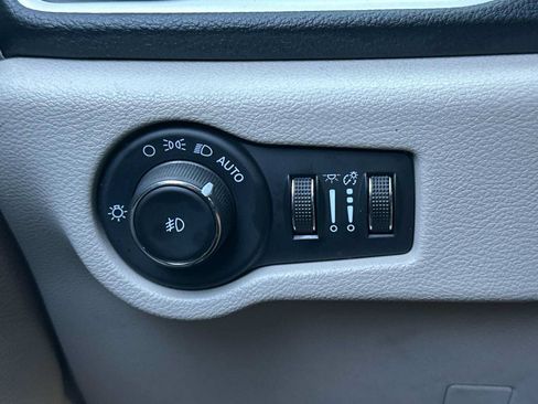 Used 2023 Chrysler Pacifica Touring-L FWD image 31