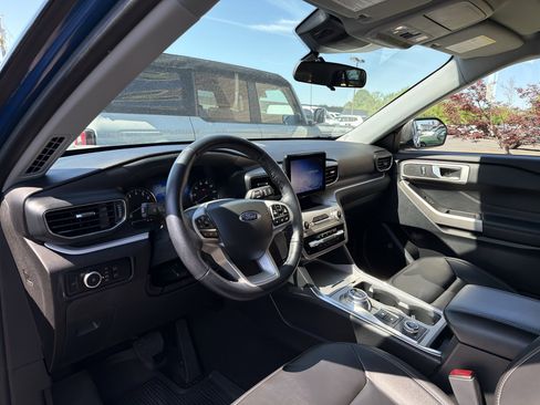 Used 2023 Ford Explorer XLT w/ Equipment Group 202A AWD/4WD image 8