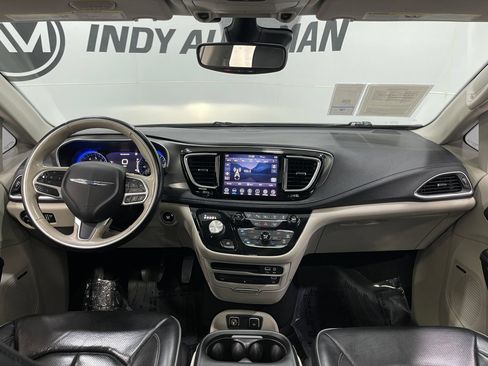 Used 2019 Chrysler Pacifica Limited w/ Tire & Wheel Group FWD image 18