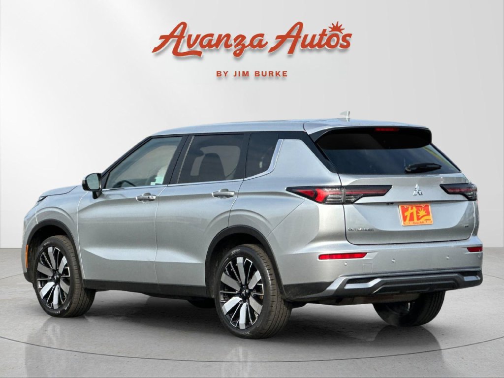 Used 2025 Mitsubishi Outlander SE AWD/4WD image 3