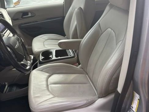 Used 2021 Chrysler Pacifica Touring-L image 14
