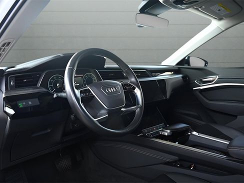 Used 2024 Audi Q8 e-tron Premium image 21