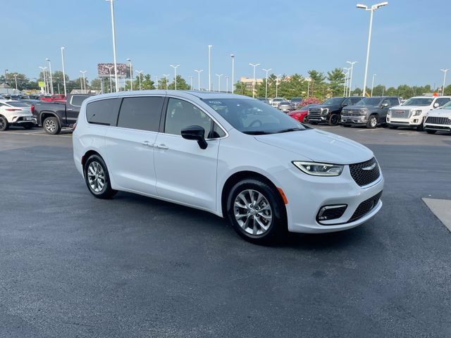 Used 2026 Chrysler Pacifica Limited FWD image 6