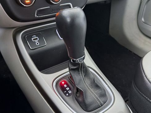 Used 2018 Jeep Compass Latitude FWD image 19