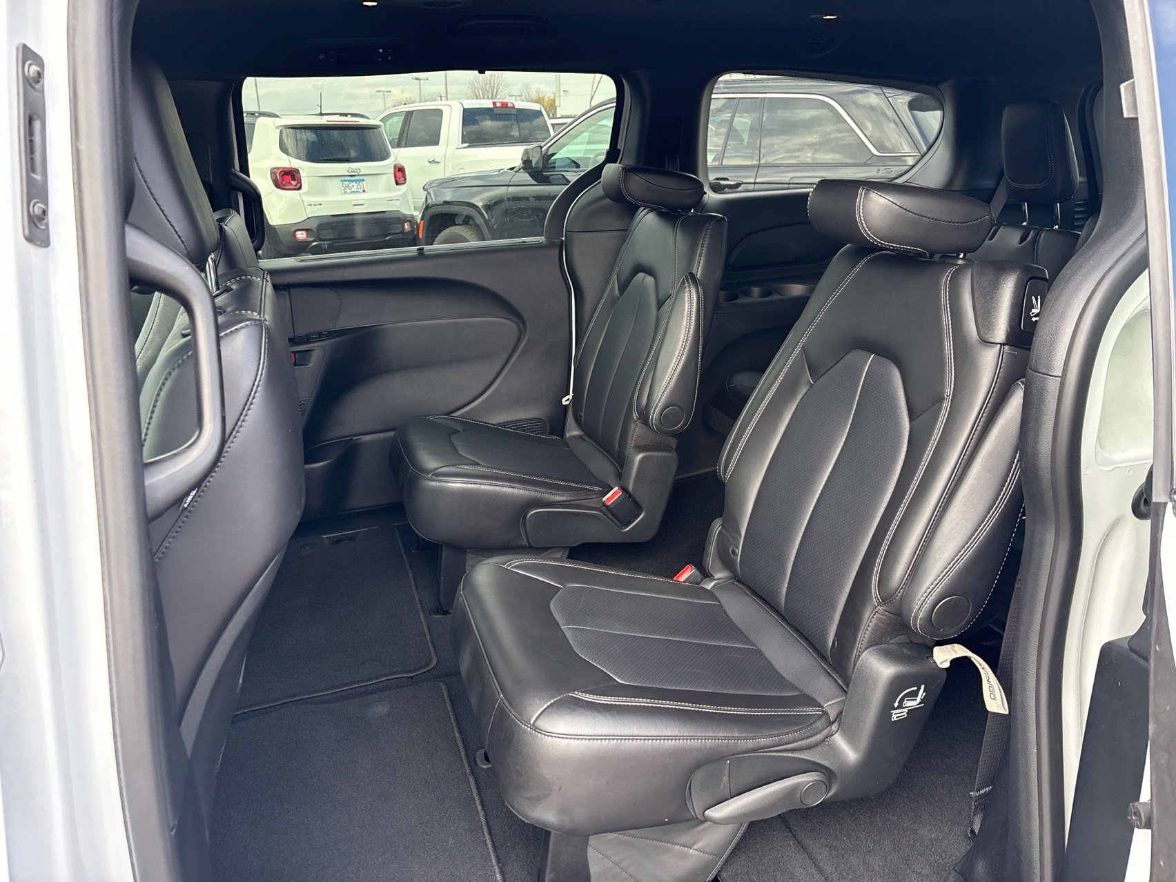 Used 2026 Chrysler Pacifica Select FWD image 9