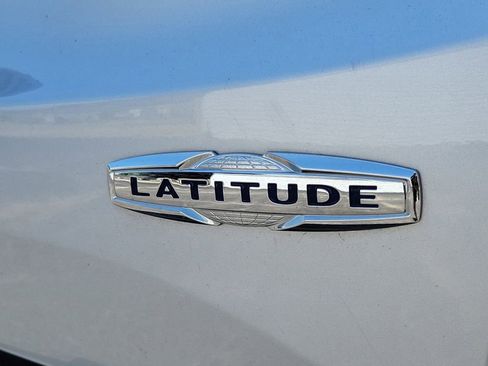 Used 2018 Jeep Renegade Latitude AWD/4WD image 6