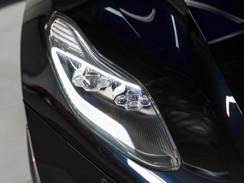 Used 2018 Aston Martin DB11 V12 image 12