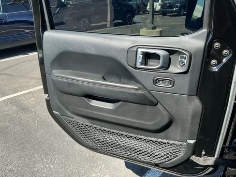 Used 2018 Jeep Wrangler Unlimited Sahara image 13