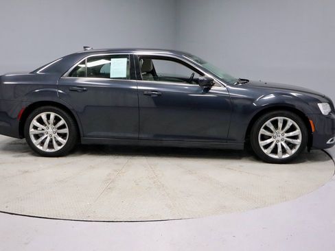 Used 2018 Chrysler 300 Touring L image 12