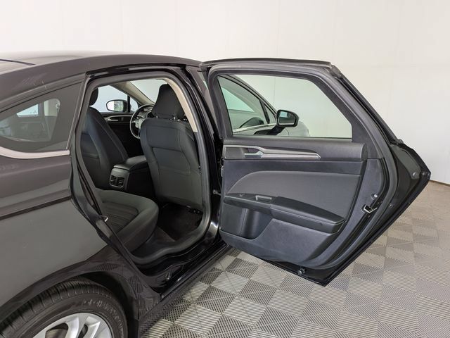 Used 2019 Ford Fusion SE FWD image 31