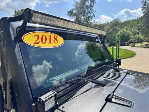 Used 2018 Jeep Wrangler Unlimited Sahara w/ Connectivity Group AWD/4WD image 33