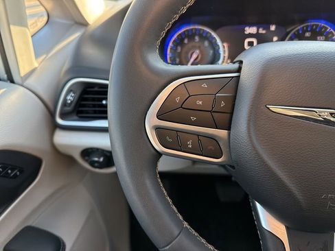 Used 2024 Chrysler Pacifica Touring-L FWD image 8