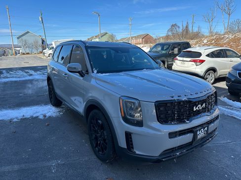 Used 2022 Kia Telluride EX w/ EX Premium Package image 3