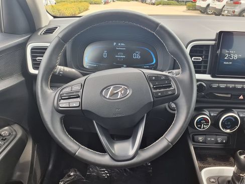 Used 2025 Hyundai Venue Limited FWD image 25