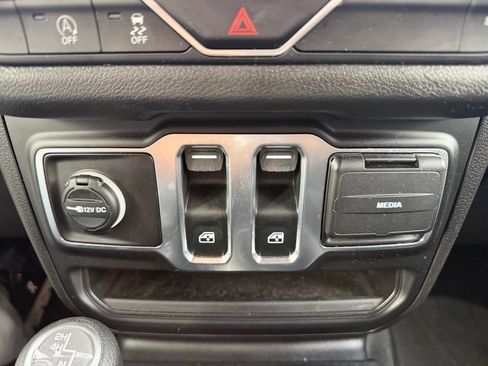 Used 2025 Jeep Wrangler Sport AWD/4WD image 25