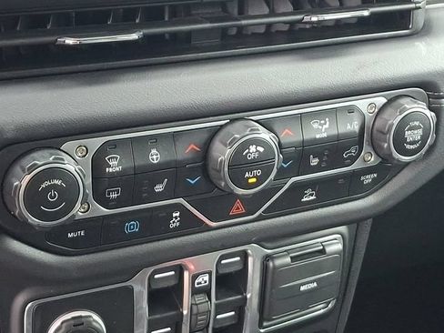 Used 2025 Jeep Wrangler Unlimited Sahara AWD/4WD image 14