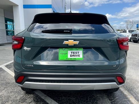 Used 2025 Chevrolet Trax LT FWD image 7