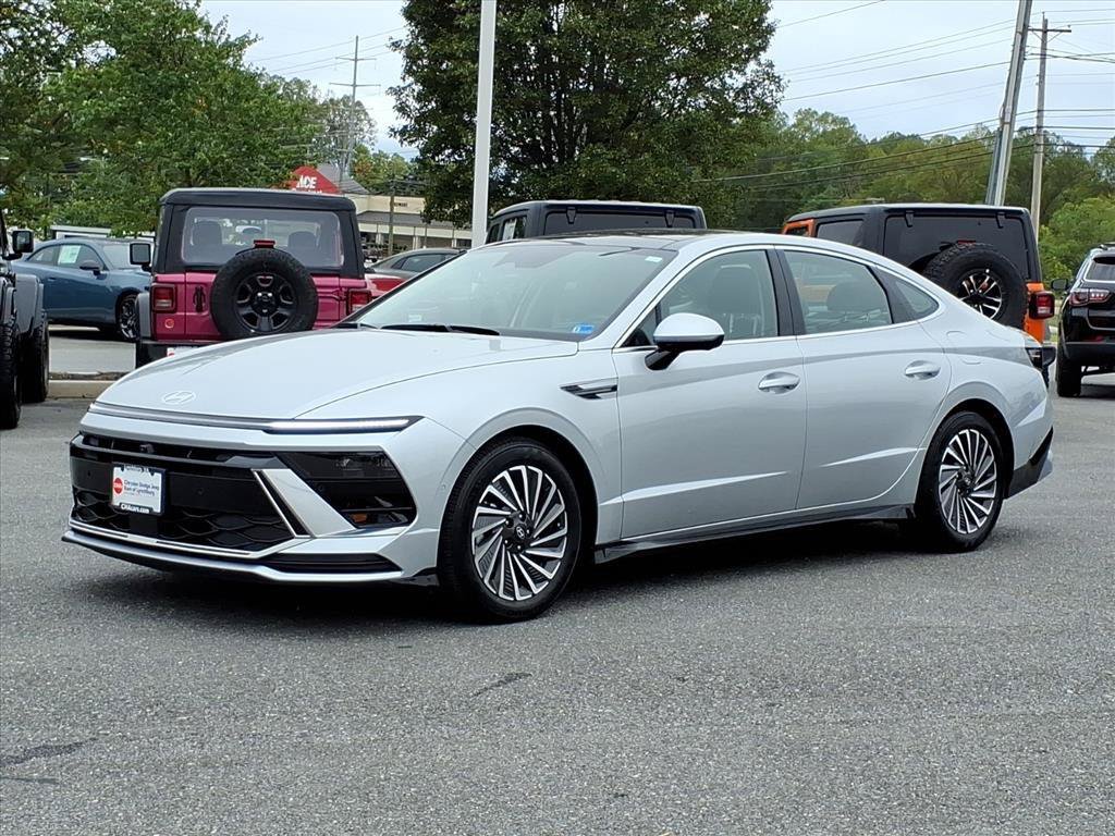 Used 2025 Hyundai Sonata Limited FWD image 2