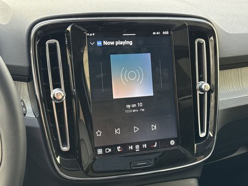 Used 2025 Volvo XC40 B5 Core image 23