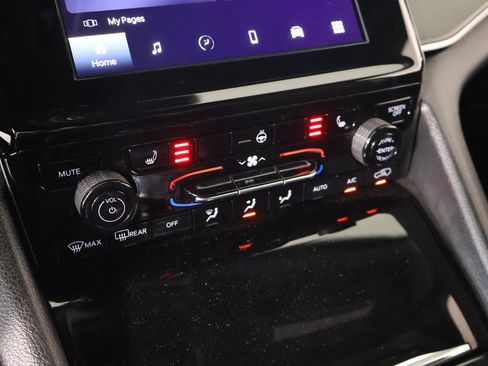 Used 2025 Jeep Grand Cherokee Altitude RWD image 7
