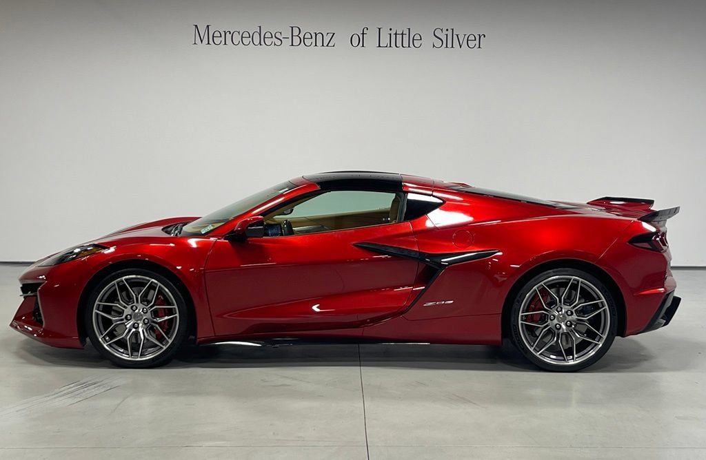 Used 2023 Chevrolet Corvette Z06 w/ Chrome Exterior Badge Package RWD image 2