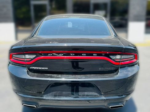 Used 2016 Dodge Charger SE RWD image 4