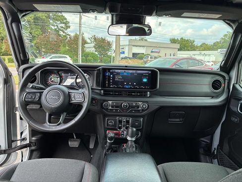 Used 2024 Jeep Wrangler Unlimited Rubicon AWD/4WD image 19