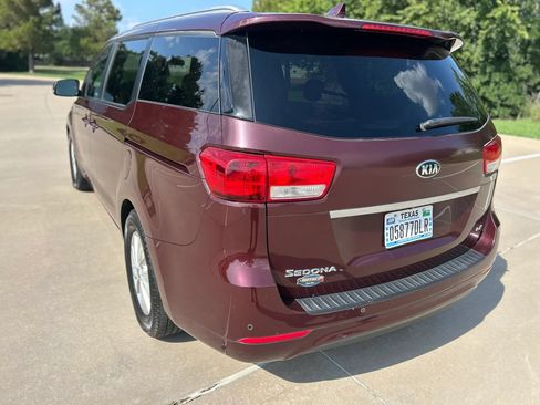 Used 2017 Kia Sedona LX w/ LX Essentials Premium Package FWD image 8