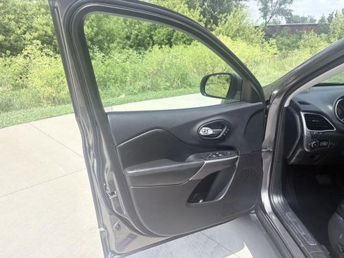 Used 2019 Jeep Cherokee Limited AWD/4WD image 10