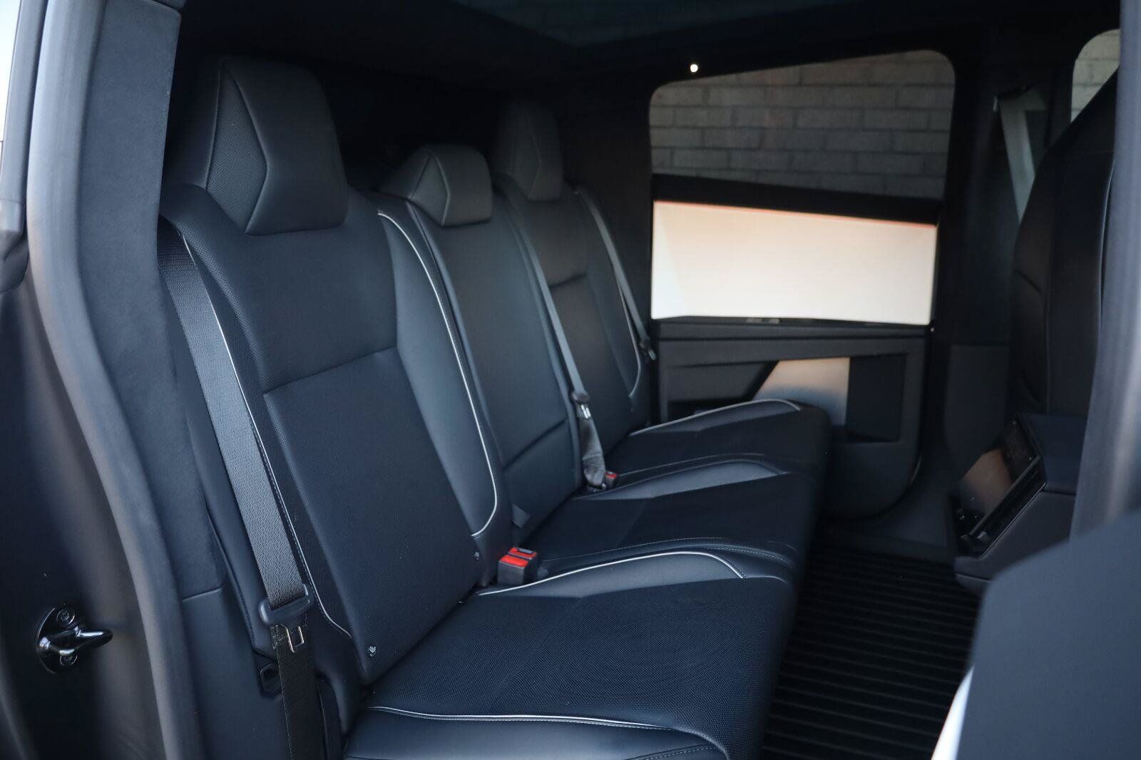 Used 2024 Tesla Cybertruck AWD Crew Cab image 27
