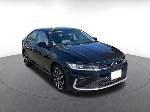 Used 2025 Volkswagen Jetta SE image 3