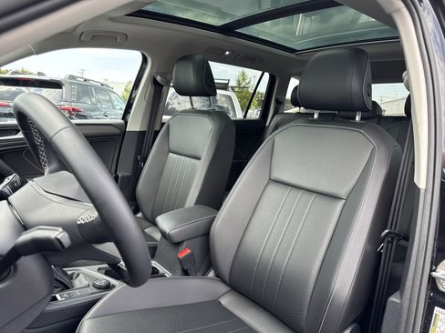 Used 2024 Volkswagen Tiguan SE w/ Panoramic Sunroof Package AWD/4WD image 15