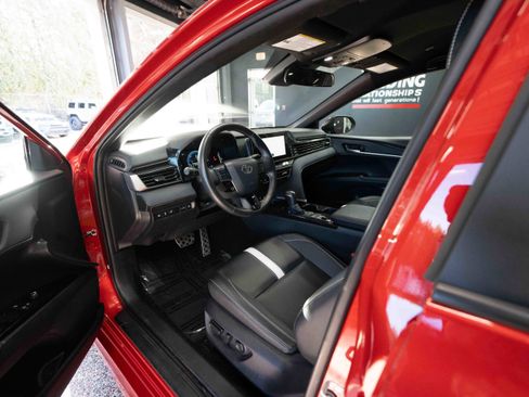 Used 2025 Toyota Camry SE image 8