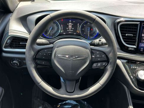 Used 2025 Chrysler Pacifica Limited FWD image 12