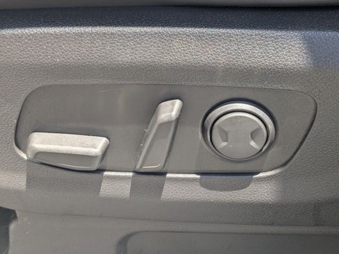 Used 2022 Kia Carnival LX FWD image 23