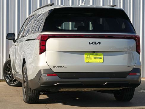 Used 2025 Kia Carnival SX w/ SX Dark Edition Package image 6